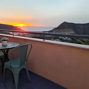 Sybarix Apartment: Precioso Apartamento Con Vistas Al Golf Y El Mar La Envía